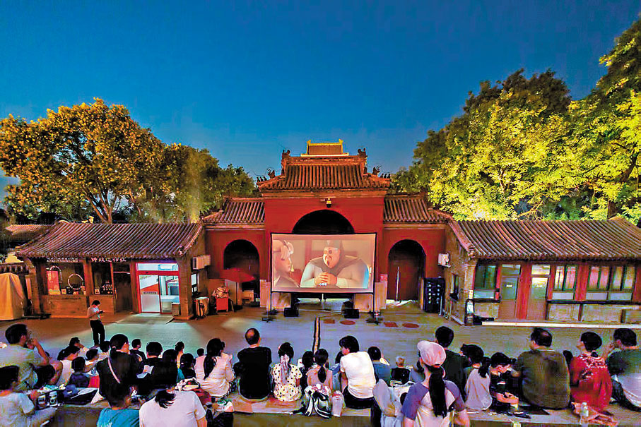 ●民眾在鼓樓觀影。   受訪者供圖