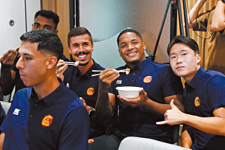 ●新援謝臣（右二）對燒肉情有獨鍾。