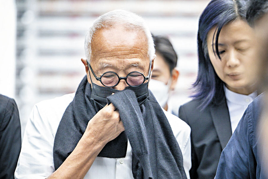 ●王明星離開法院時掩着嘴巴。 彭博社