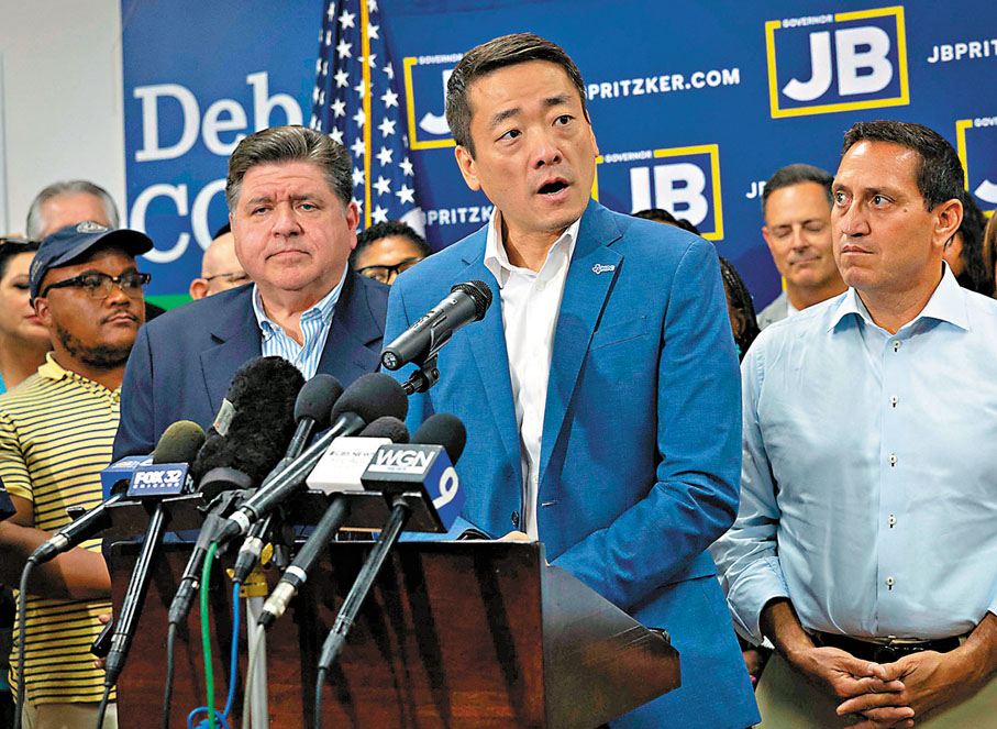 ●得州眾議院民主黨核心小組主席吳元之（右二）率領一眾出走議員，在伊利諾伊州發表講話。 法新社