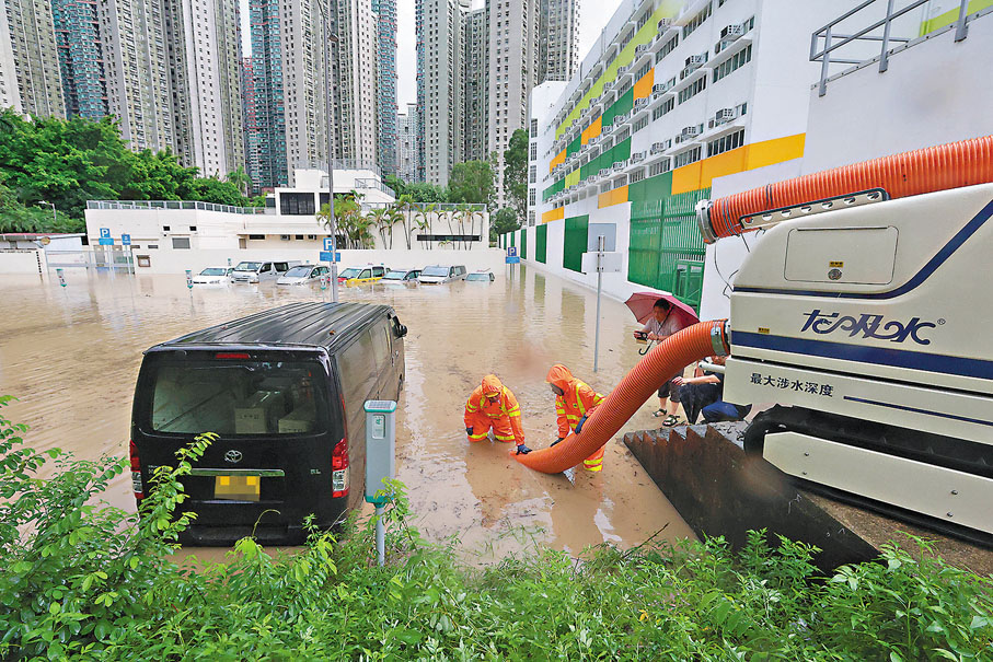 ●渠務署出動「龍吸水」在將軍澳敬賢里水浸現場泵水。 香港文匯報記者北山彥  攝