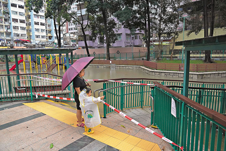 ●觀塘月華街遊樂場變成泳池。 香港文匯報記者曾興偉 攝