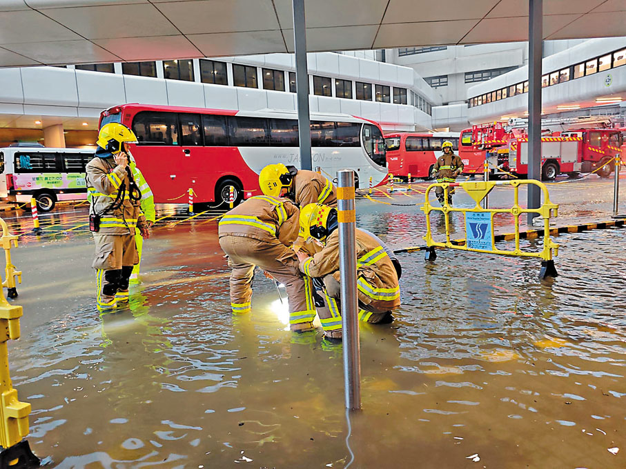 ●消防員在瑪麗醫院水浸現場疏通渠道。 香港文匯報記者劉友光 攝