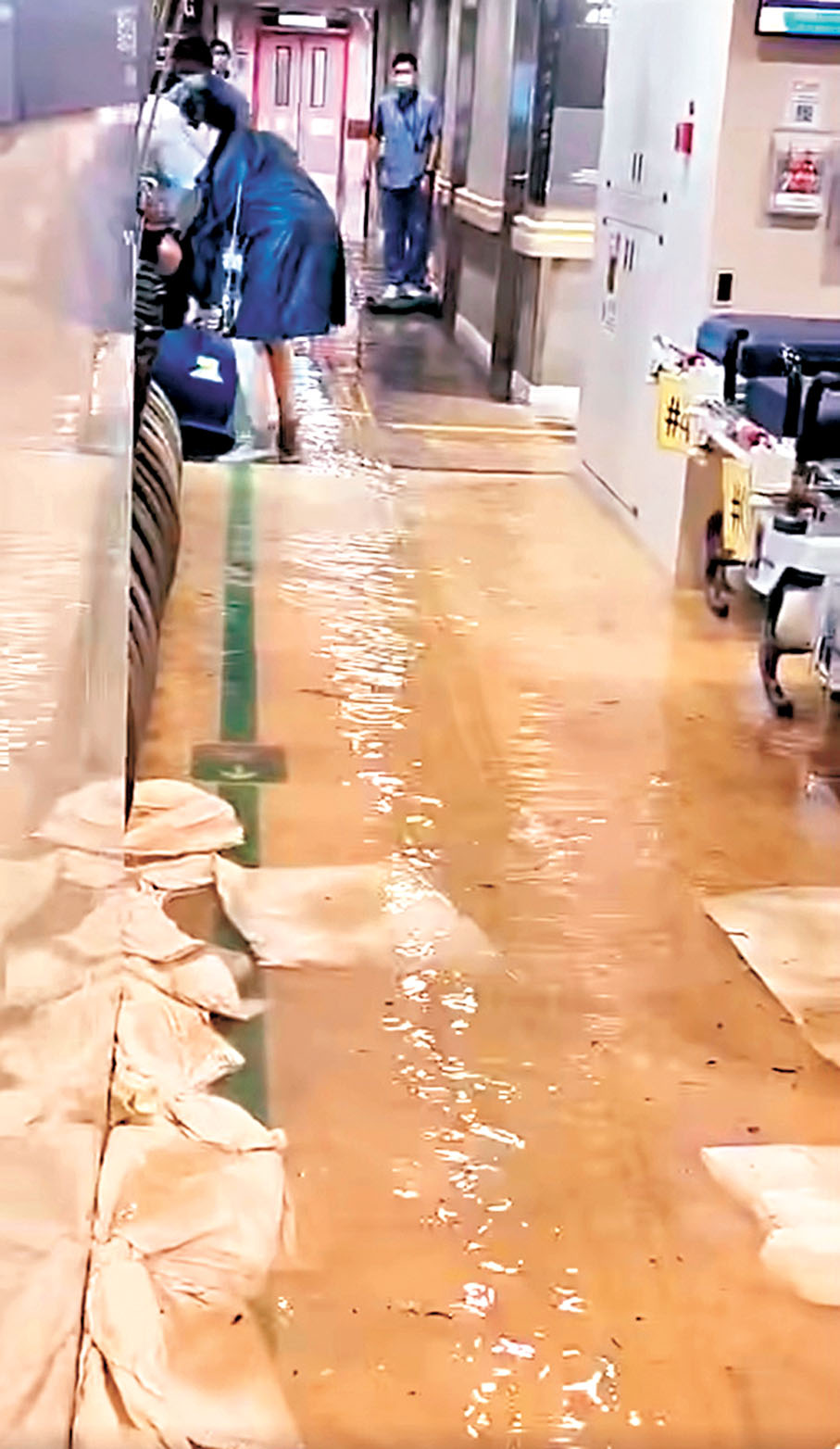 ●瑪麗醫院工作人員忙於清理積水。網片截圖