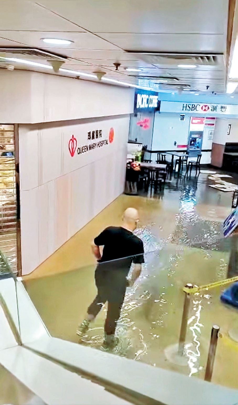 ●瑪麗醫院大堂淪為澤國，幸極速清理積水。網片截圖