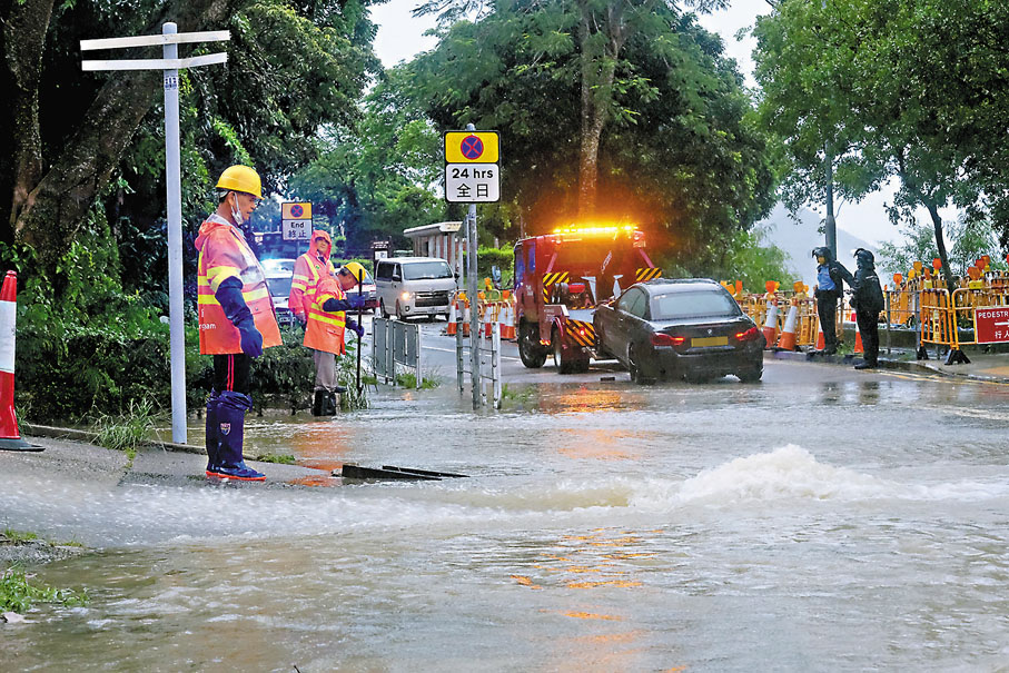 ●一輛私家車在黑雨中死火，需要拖車救援。香港文匯報記者涂穴 攝