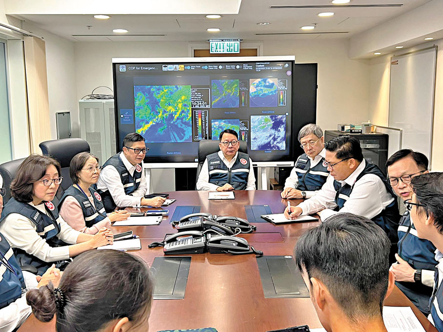 ●特區政府政務司司長陳國基昨早到緊急事故監察及支援中心視察，聽取司局長及部門同事匯報最新的暴雨情況及各項應變安排。  陳國基Fb圖片