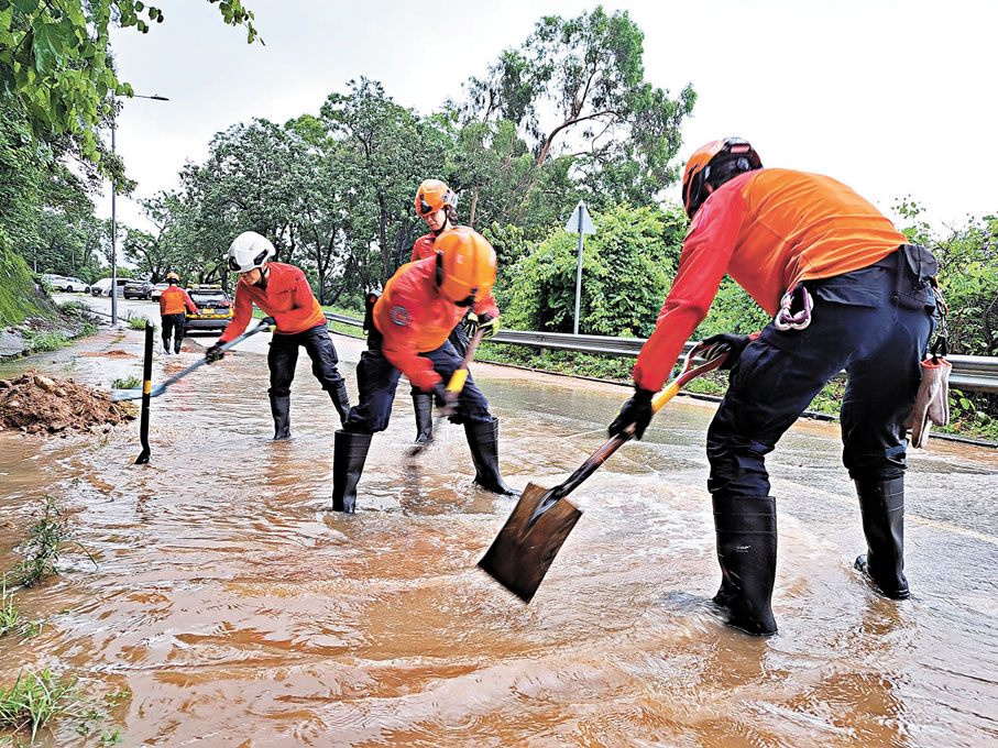●民安隊派遣行動小隊，前往沙頭角、荃灣及大埔一帶協助清理和疏導現場。   民安隊Fb圖片