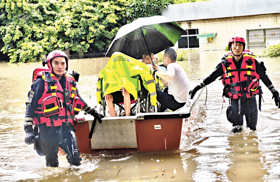 ●暴雨圍困惠州惠陽區秋長街道的桃園養老院，當地消防隊伍緊急救援。 香港文匯報廣州傳真 