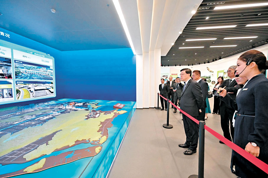 ●李家超（前排右二）參觀橫琴粵澳深度合作區規劃展覽館。