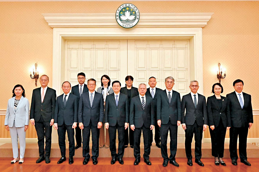 ●香港特區行政長官李家超（前排左五）率領港方官員到訪澳門，與澳門特區行政長官岑浩輝（前排左六）及澳方官員會面。