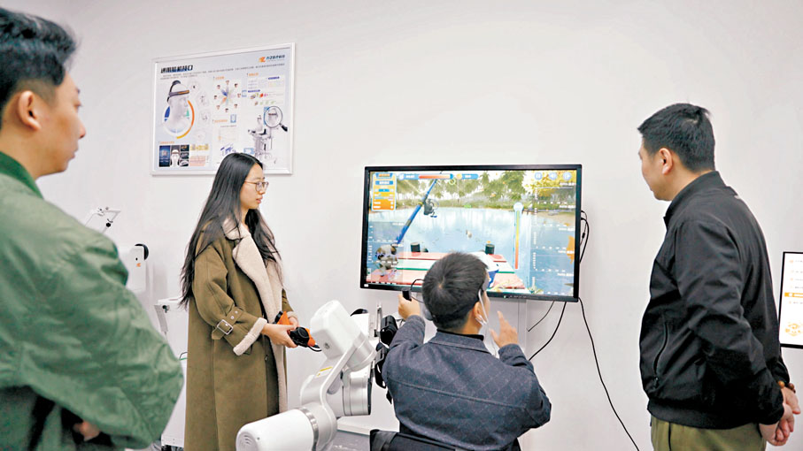 ●開幕式主創團隊在調研科技產品。