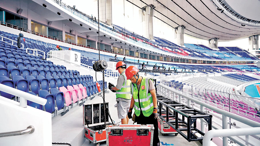 ●廣東奧體中心正在進行開幕式施工。