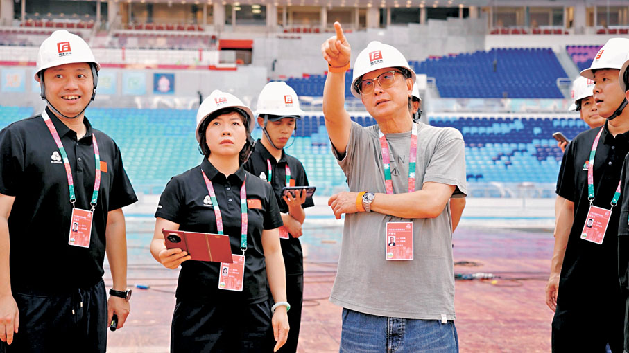 ●劉偉強在開幕式場館現場指揮。