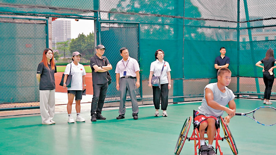 ●主創團隊在體育場館調研。