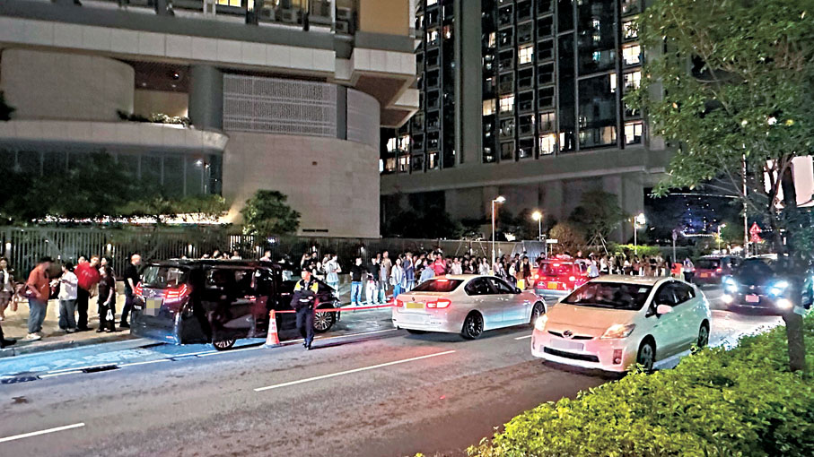 ●周杰倫演唱會早前在啟德體育園舉行，散場後沐泰街一度湧現接載Call車客的長長車龍，警方馬上派人到場維持秩序。 受訪者供圖