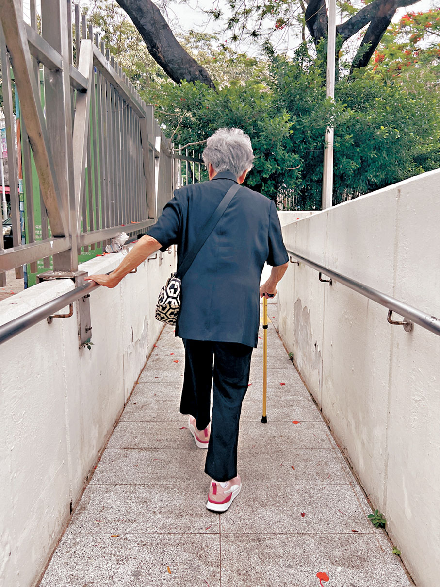 ●接受完採訪，90歲的林珍謝絕記者相送，拄着柺杖獨自離開。香港文匯報記者李芷珊  攝