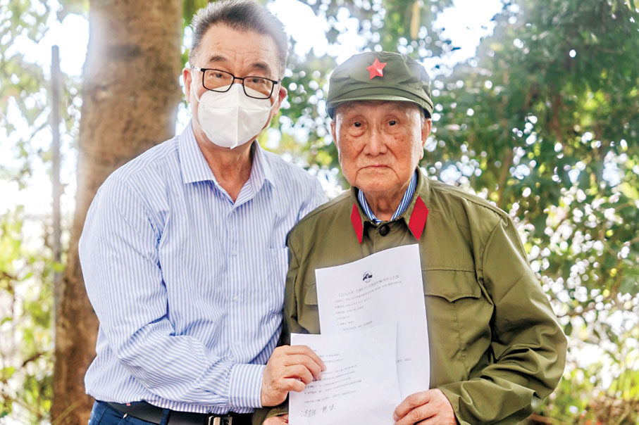 ●在香港抗戰歷史研究會會長吳軍捷（左）引薦下，香港文匯報記者在湛貴勝（右）西貢的家中對其進行了採訪。 香港文匯報記者黃金源  攝