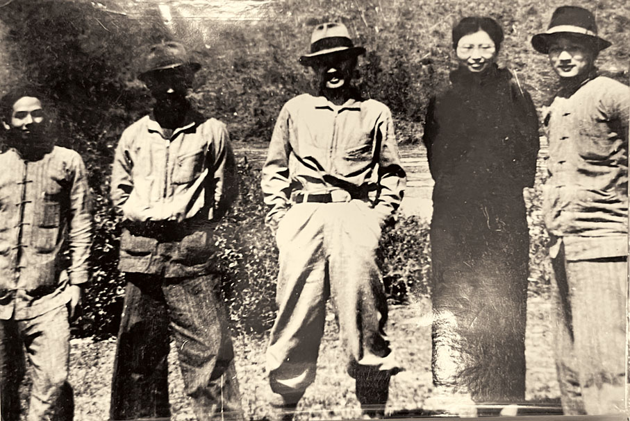 ●林珍提供的美國飛行員克爾在東江縱隊總部拍攝的照片。 左起： 黃作梅、周伯明、曾生、林展、饒彰風。 香港文匯報記者李芷珊  翻攝