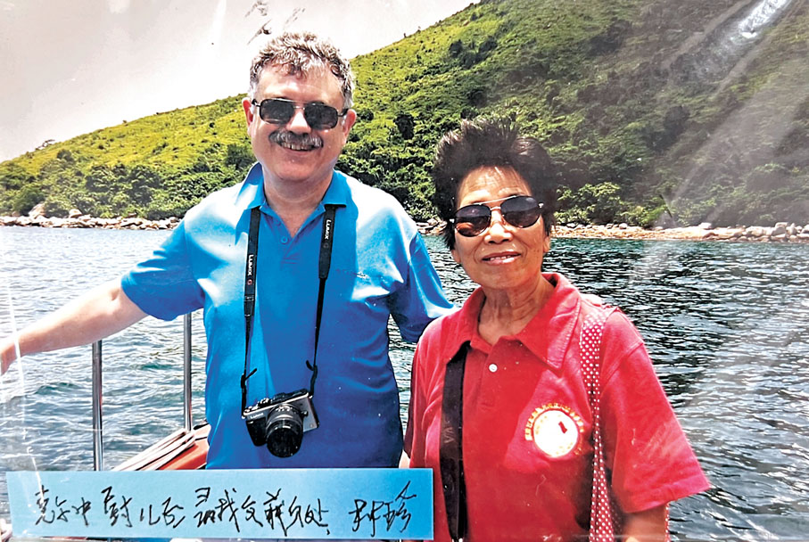 ●克爾中尉兒子（左）來港重遊父親舊地時，與林珍（右）合照。 香港文匯報記者李芷珊  翻攝