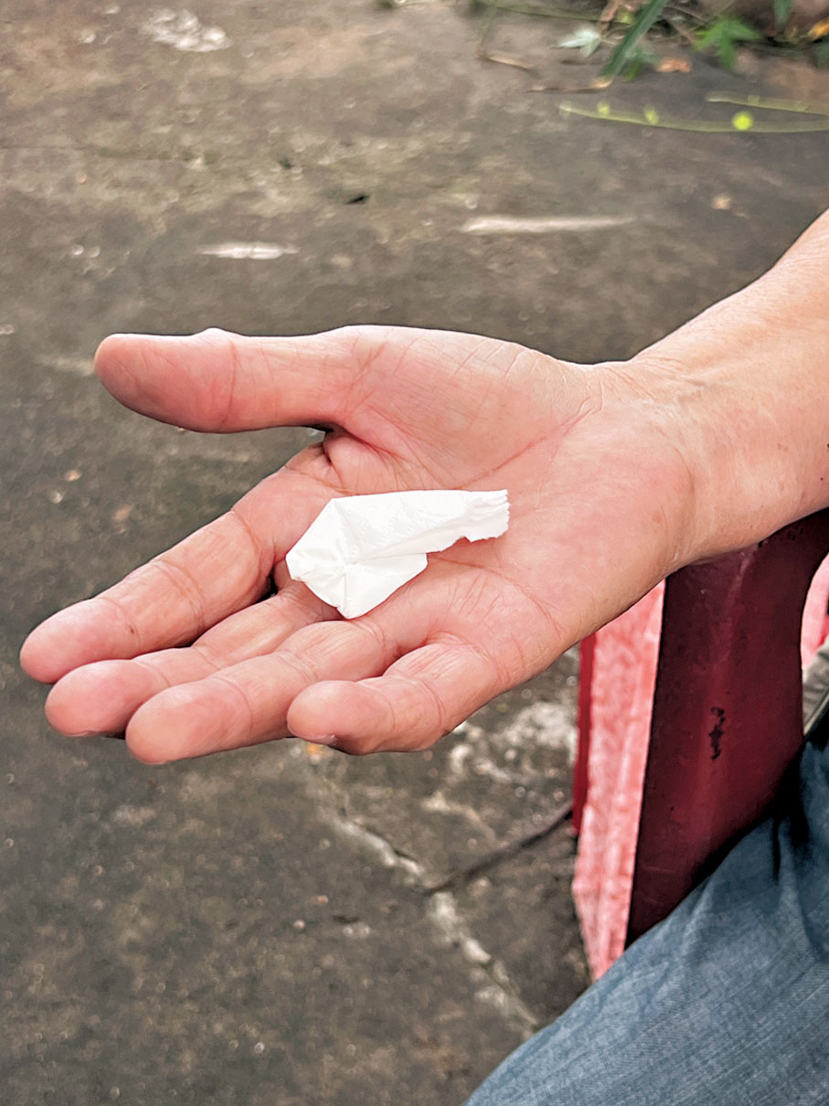 ●湛貴勝將紙條盡量摺小攥在手中，以便遇到突發狀況時將紙條吞下。 香港文匯報記者李芷珊  攝