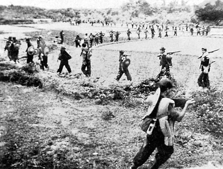 ●行軍中的東江縱隊港九大隊。       資料圖片