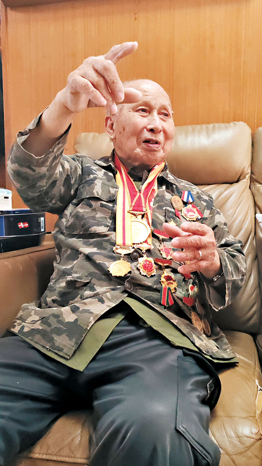 ●李加明接受香港文匯報採訪時講述自己捉漢奸、練槍法的故事，並表示自己還未讀完書就去抗日，是心懷家恨國仇。