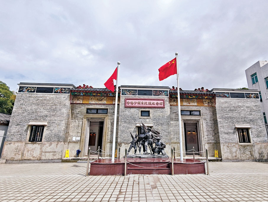 ●黃俊康告訴記者，香港沙頭角抗戰紀念館的雕像有特殊含意，當年，小孩、婦女、知識分子等組成游擊隊共同抗日。  