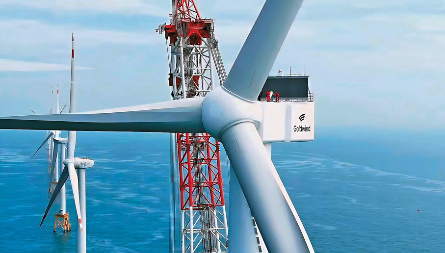 ●內地三大風電巨頭之一的金風科技，正在廣西打造北海風電產業集群。圖為金風科技16兆瓦海上風電機組正在安裝中。香港文匯報記者蘇徵兵  攝