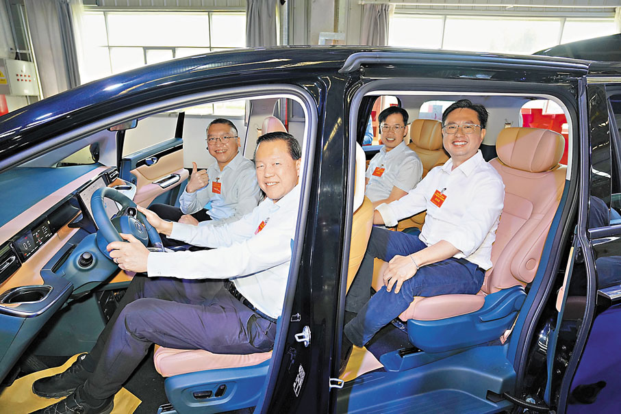 ●港區全國人大代表視察廣汽傳祺汽車有限公司新疆分公司，了解企業生產運行情況。左起：林至頴、雷添良、陳振英及冼漢廸。大公文匯全媒體記者何嘉駿  攝