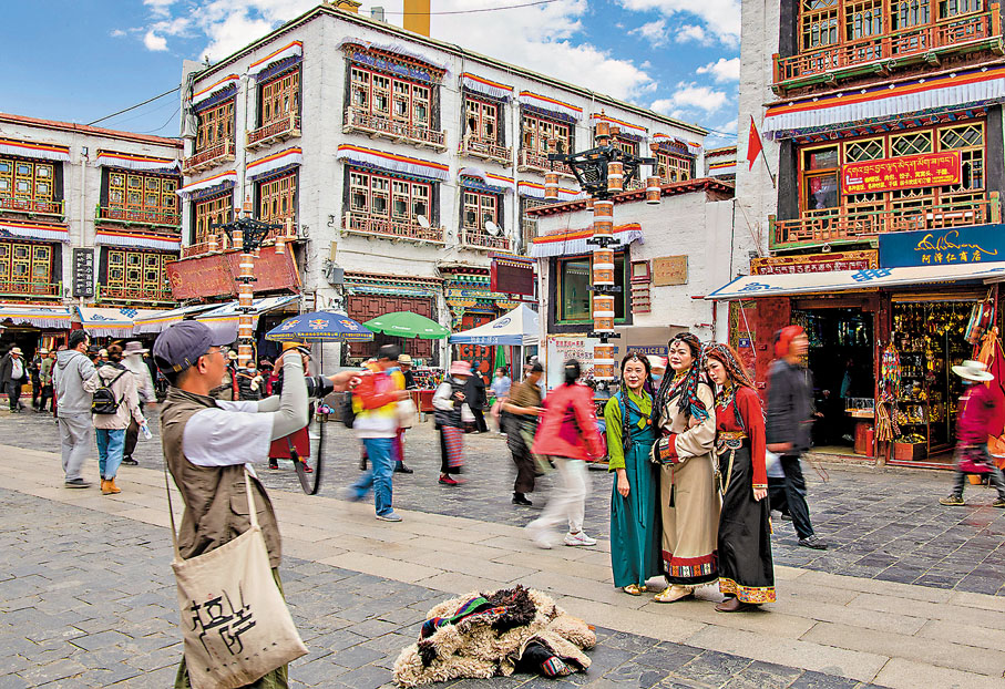 ●2025年是西藏自治區成立60周年，西藏全區的文化旅遊產業呈現出蓬勃發展的態勢。圖為遊客身着藏裝在拉薩八廓街拍照留念。 資料圖片