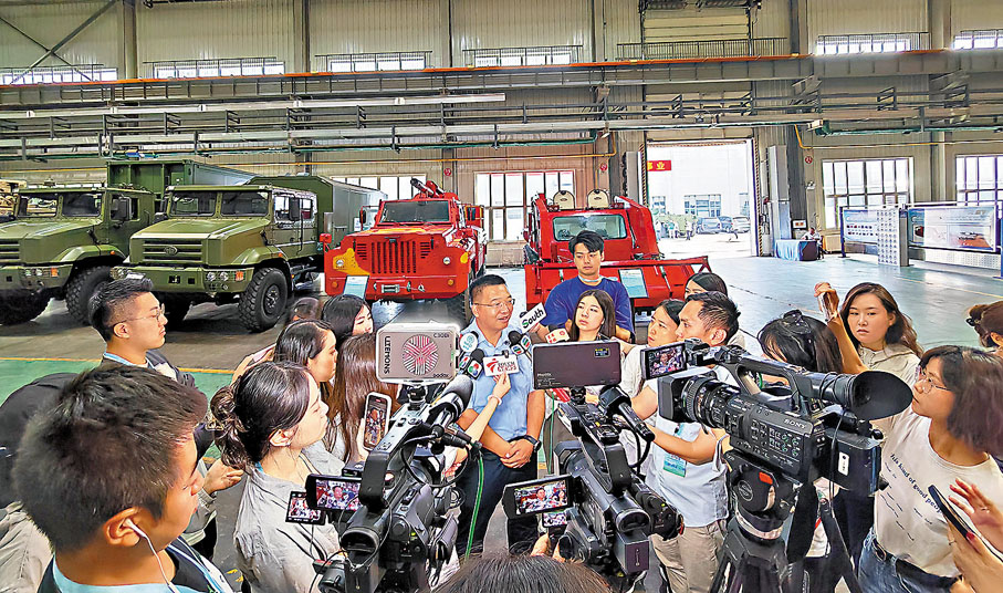 ●採訪團在內蒙古第一機械集團有限公司採訪。香港文匯報記者王月  攝