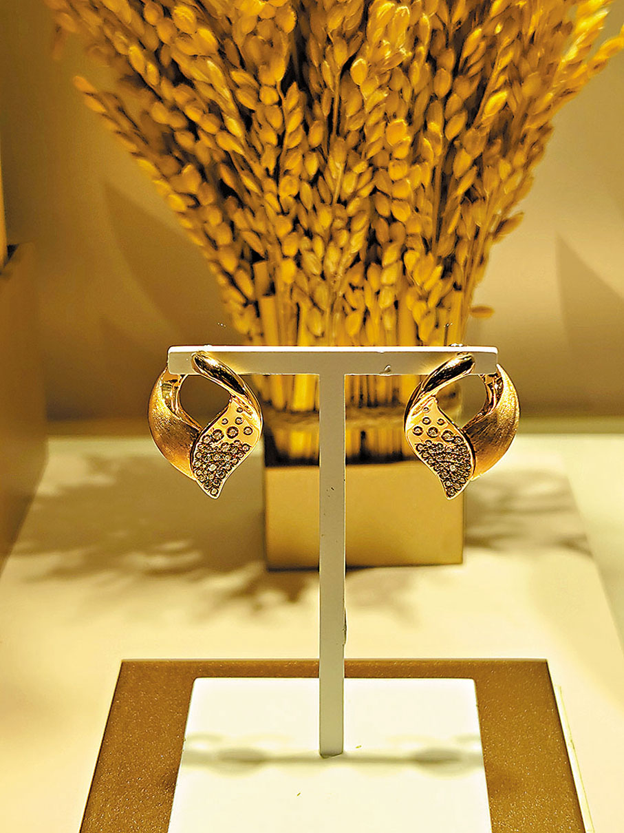 ●系列採用密鑲與埋鑲工藝，營造出麥穗上露珠聚散的效果。