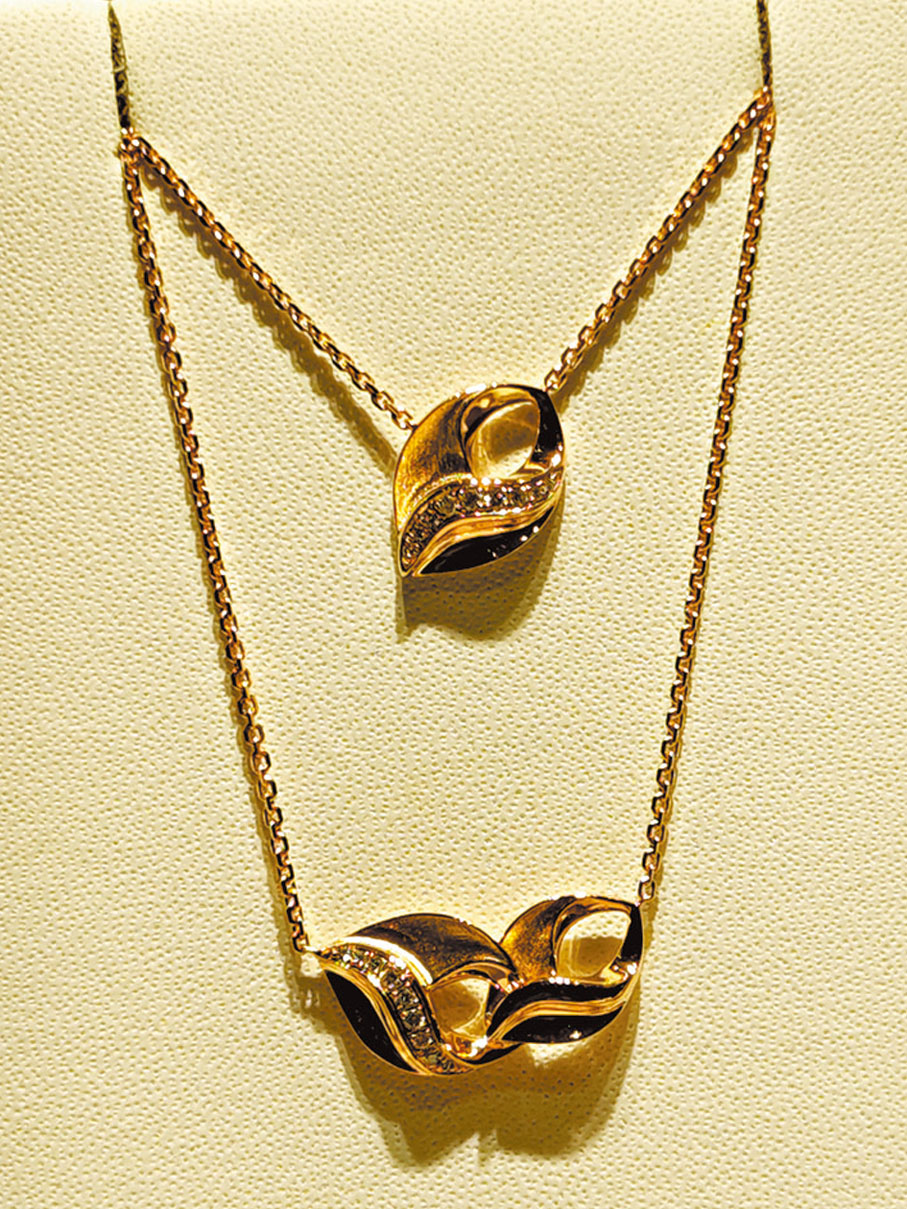 ●系列採用微鑲工藝，其技巧猶如鏟子般包裹鑽石邊緣，提升鑽石牢固度。