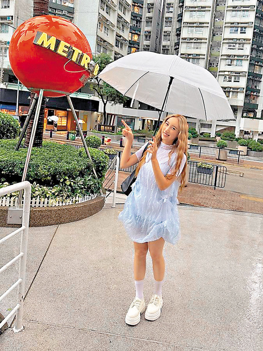 ●許靖韻昨日下午冒着大雨現身新城廣播。