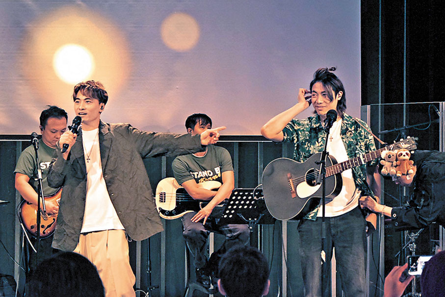 ●黃劍文(左)在生日會上跟劉智衛合作表演。