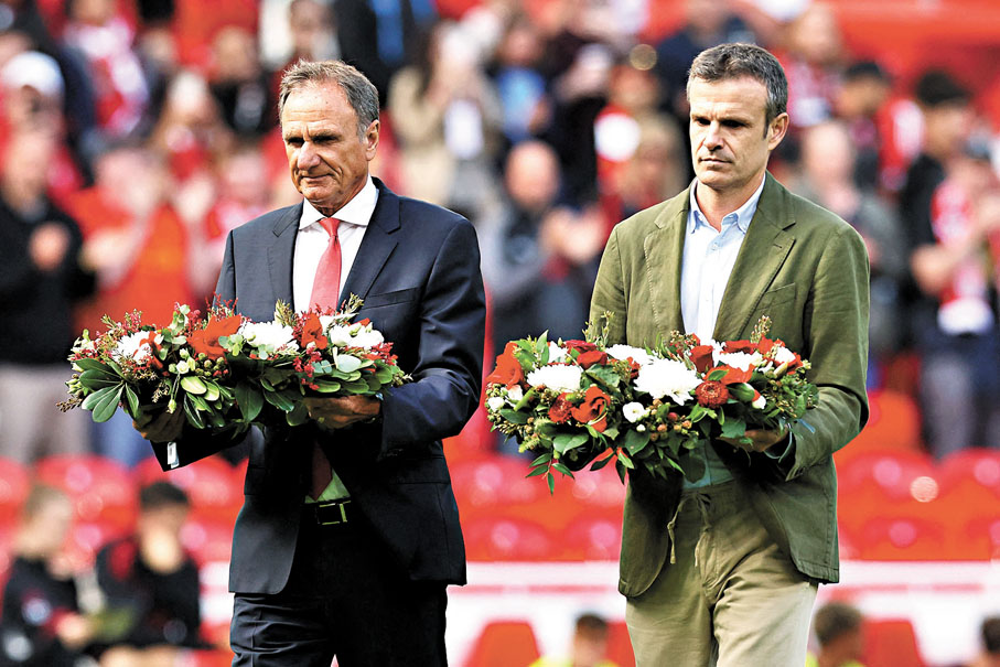 ●利物浦名宿湯臣（左）和畢爾包主席烏利亞特出席賽前致送花圈儀式。  法新社