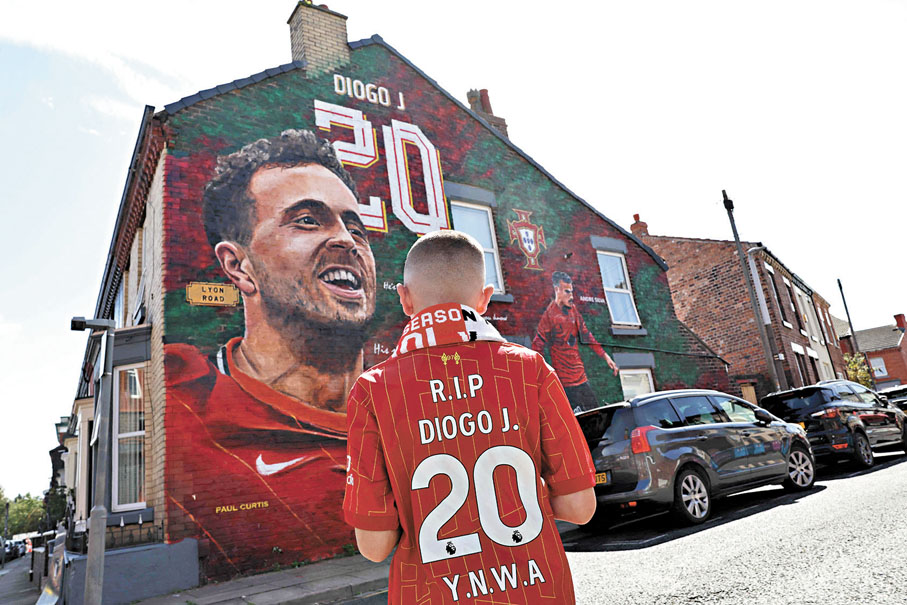 ●祖達肖像畫於晏菲路球場附近出現。  法新社