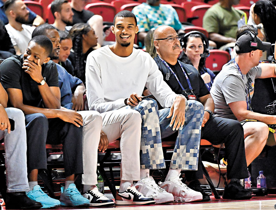 ●霍斯將與法國長人雲班亞馬（中）攜手征戰新球季。 資料圖片