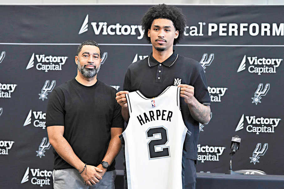 ●新秀榜眼夏珀（右）與上季最佳新人卡素聯手支援霍斯，組成馬刺後場新三核心。 資料圖片