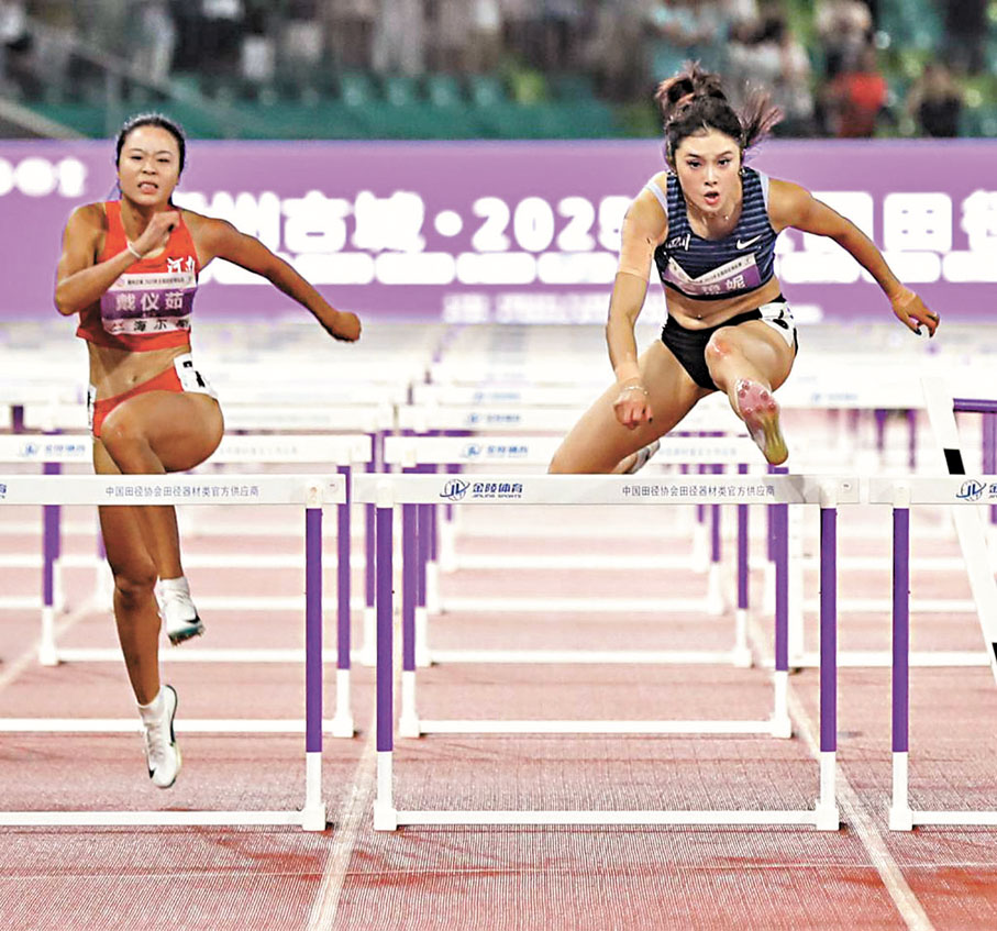 ●吳艷妮（右）在比賽中。新華社