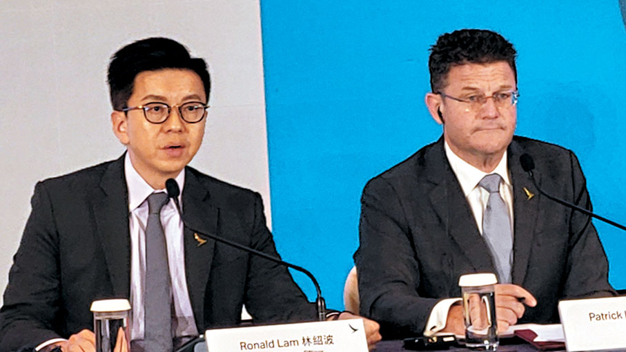 ●國泰集團主席賀以禮（右）表示，過去數年新飛機訂單連同機場貴賓室等投資總額遠超1,000億元。旁為國泰行政總裁林紹波。香港文匯報記者殷考玲  攝