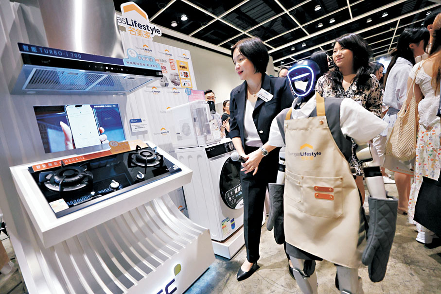 ●場內展示機械人使用感應式開關抽油煙機。香港文匯報記者萬霜靈  攝
