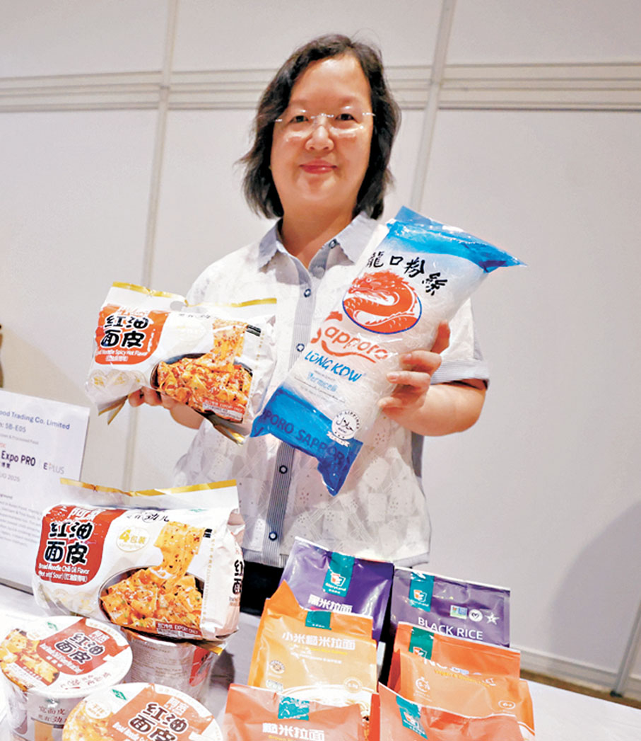 ●推廣清真認證食品的KK食品貿易有限公司代表Fanny On　香港文匯報記者萬霜靈  攝