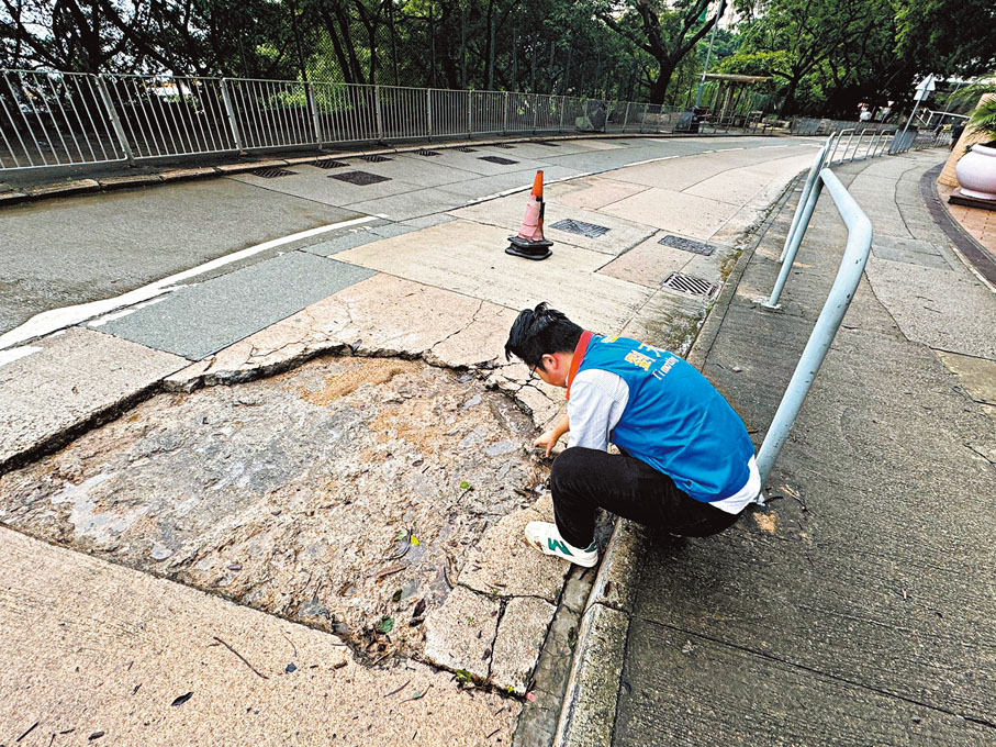 ●區議員劉天正將碎片執拾到行人路邊。 受訪者供圖