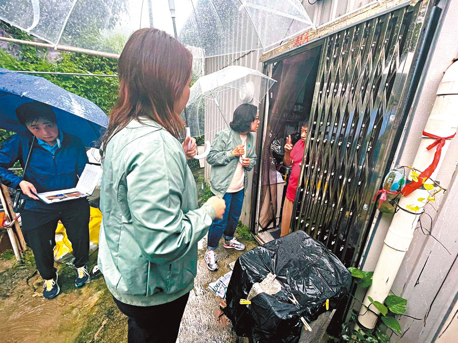 ●民青局局長麥美娟等親到受水浸之災的九華徑舊村，探訪受影響村民及提供支援。民政事務總署Fb圖片
