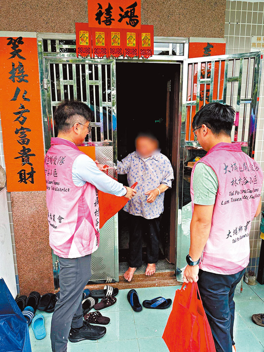 ●連接高田磡村與白田崗村的行人橋因大雨倒塌，關愛隊入村探訪長者送暖。民政事務總署Fb圖片