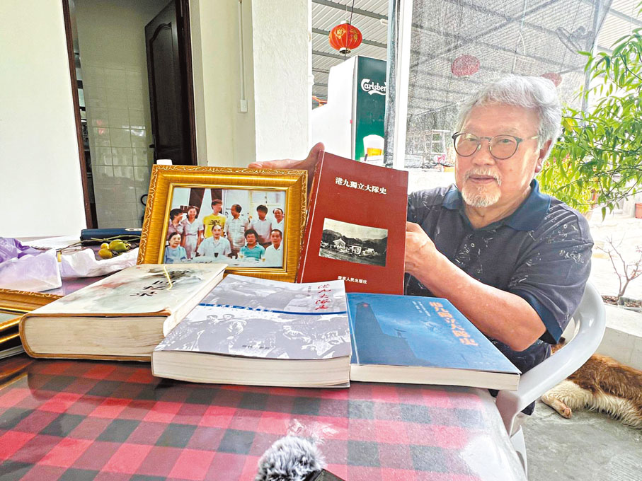 ●李俊輝拿出跟港九大隊有關的書籍，向記者慢慢訴說當年歷史。 李芷珊  攝