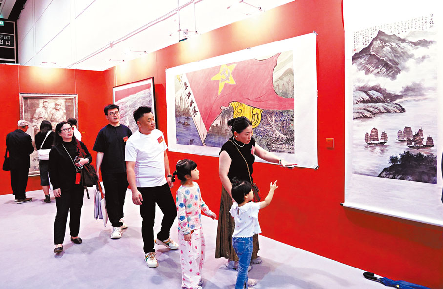 ●市民一家大細參觀展覽，了解抗戰勝利歷史。
