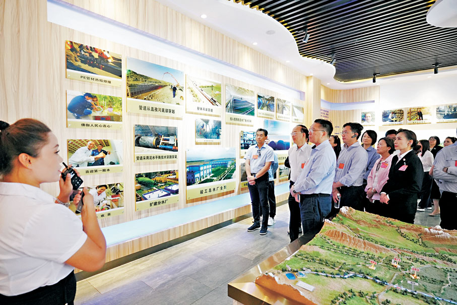 ●港區全國人大代表視察伽師縣飲水思源展示館及伽師縣現代農業（新梅）產業園，了解當地推進鄉村振興情況。 大公文匯全媒體記者何嘉駿  攝